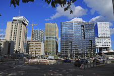 900396 Gezicht op de hoogbouw aan het Jaarbeursplein te Utrecht, met van links naar rechts het NH Hotel Utrecht ...